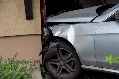 Aelterer Mann kracht mit Mercedes in Haus in Stuttgart-Luginsland